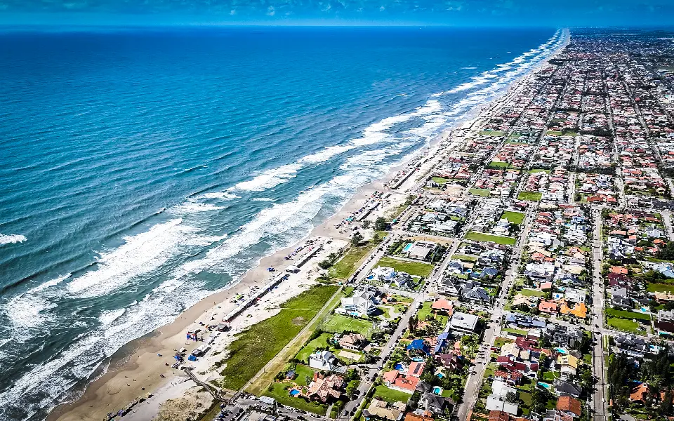 Vista aérea da Praia de Atlântida durante o Paleta Atlântida 2026