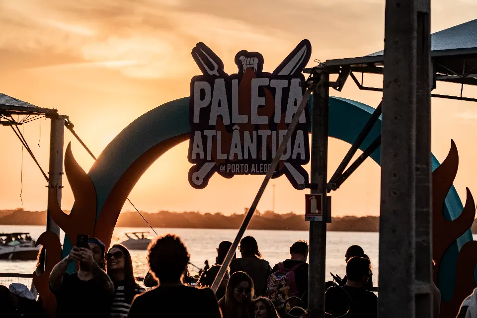 Pôr do sol no Guaíba visto do Cais Mauá durante o Paleta