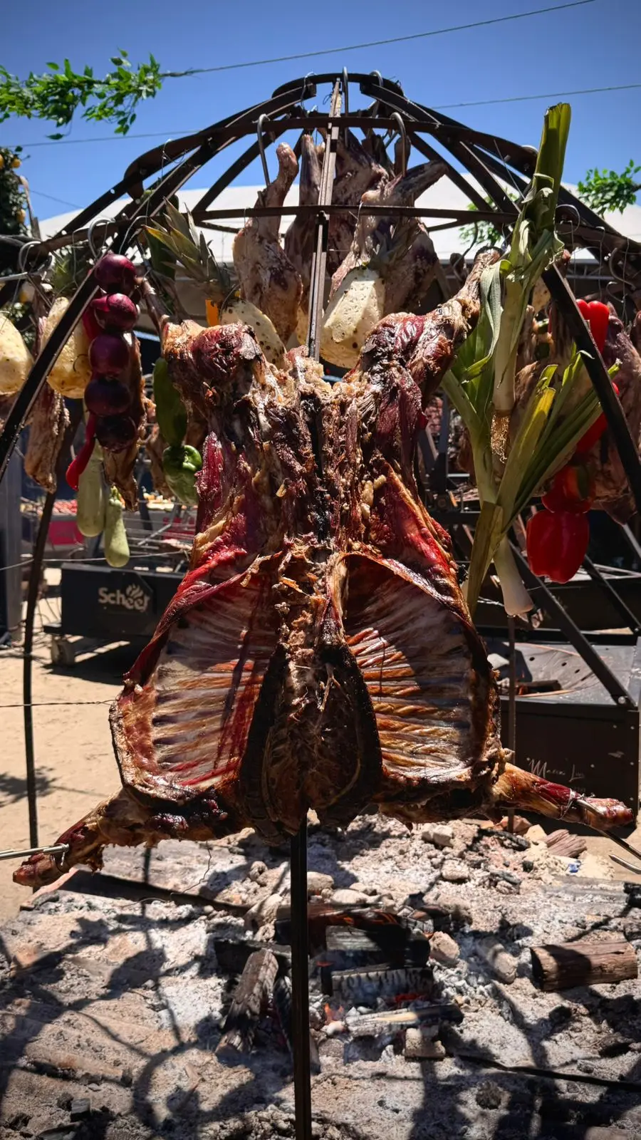 Carne assando na cruz