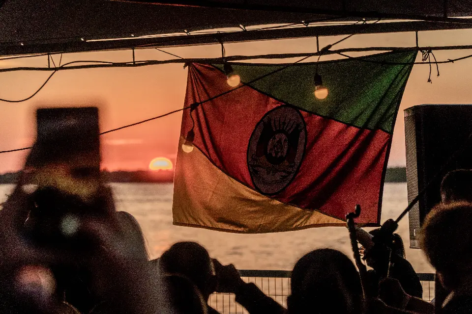 Bandeira do Rio Grande do Sul no pôr do sol
