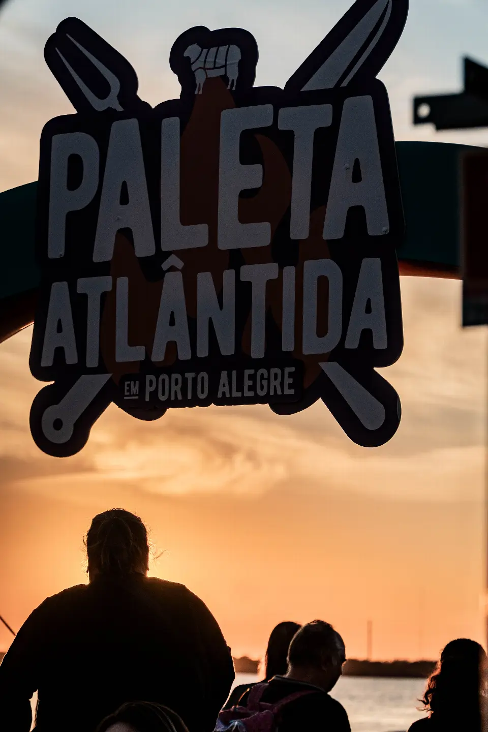 Público no pôr do sol do Cais Mauá