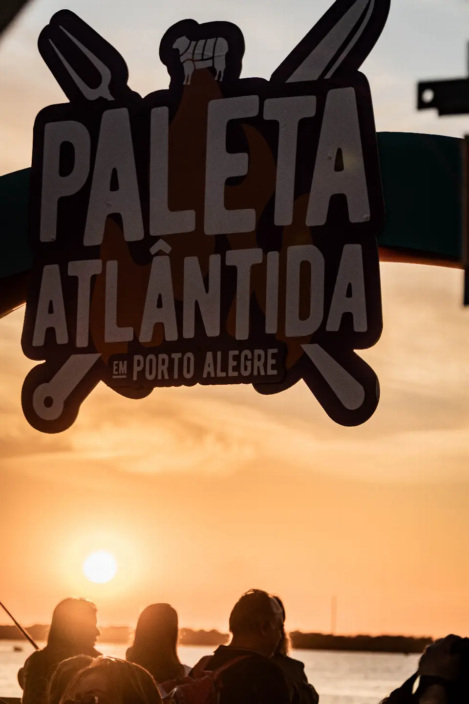 Pórtico do Paleta Atlântida no pôr do sol do Guaíba
