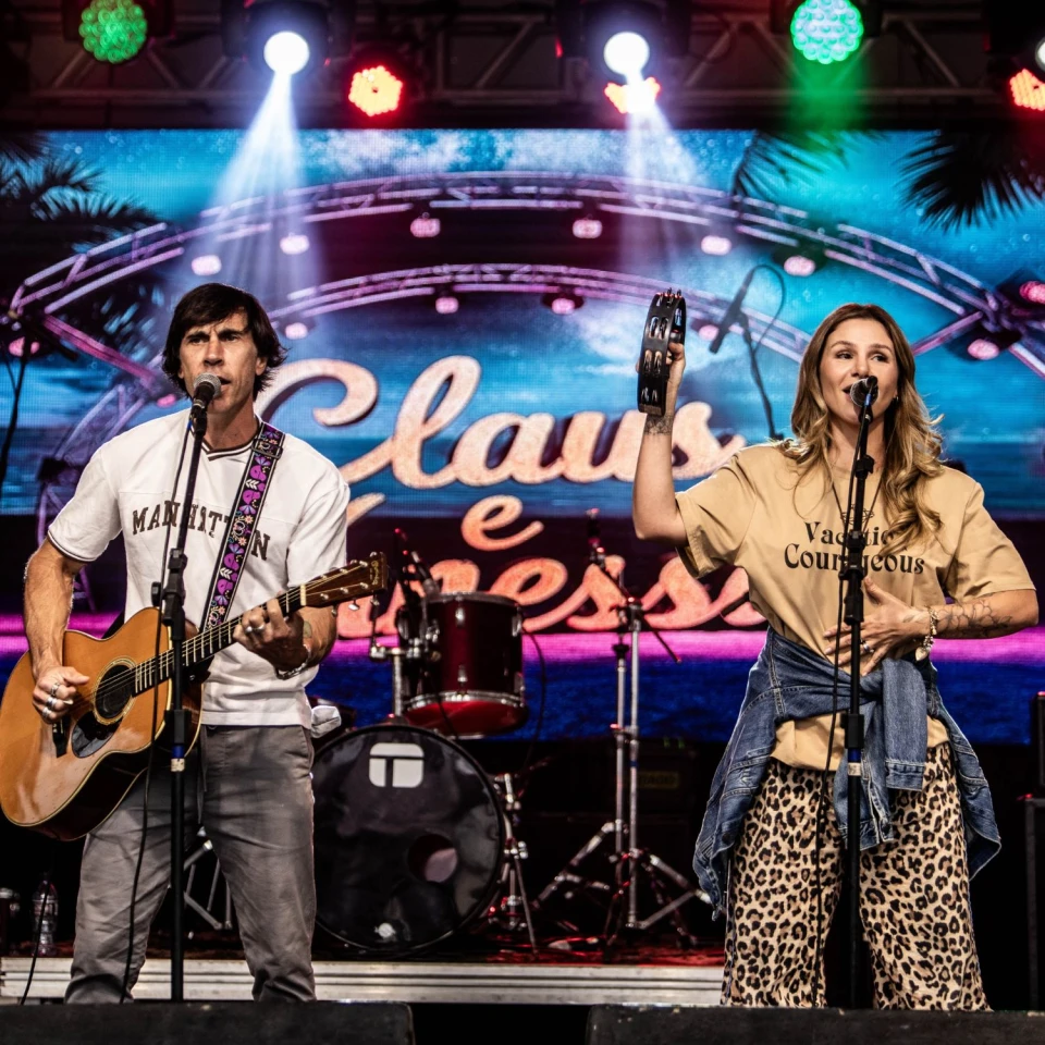 Claus e Vanessa cantam no palco do Paleta Atlântida Estrela 2026