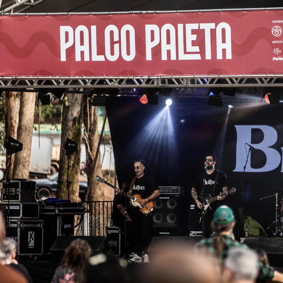 Banda Tri Beatles toca no Palco Paleta para o público