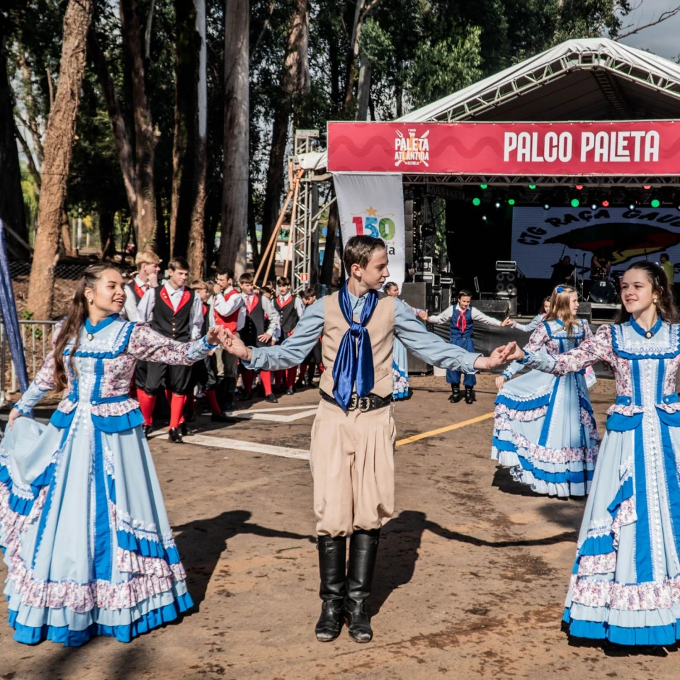 Invernada tradicionalista dança em frente ao Palco Paleta no Paleta Atlântida Estrela 2026